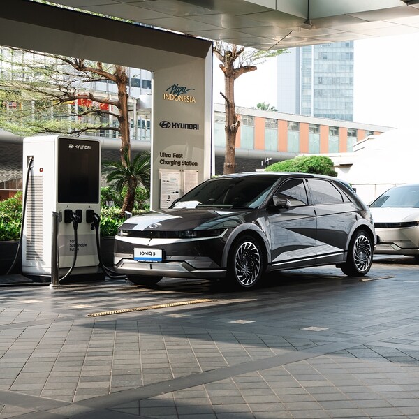 인니 자카르타 소재 현대차 EV 충전소에서 아이오닉 5를 충전하는 모습./사진=현대자동차