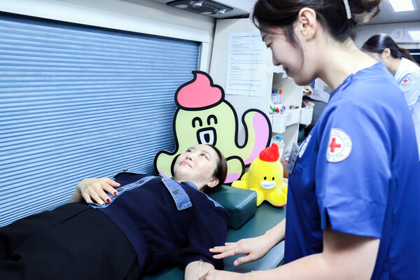 26일 오전 서울 용산구 LG유플러스 용산사옥에서 직원이 대한적십자사 헌혈버스에 누워 채혈하고 있다./사진=LG유플러스