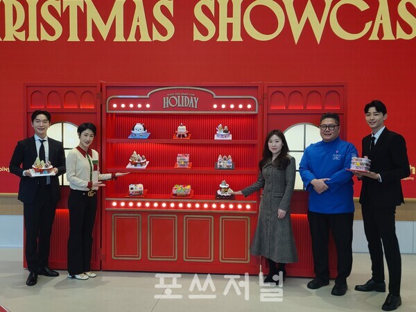조성희 배스킨라빈스 마케팅전략실 상무(왼쪽 두번째), 김나영 비알코리아 마케팅본구 상품기획실 팀장, 현정섭 비알코리아 케이크 개발팀 팀장 등 배스킨라빈스 관계자들이 2024년 11월 28일 워크샵 바이 배스킨라빈스에서 진행된 2024 크리마스마스 케이스 쇼케이스에서 기념사진을 찍고 있다. / 사진=이현민 기자