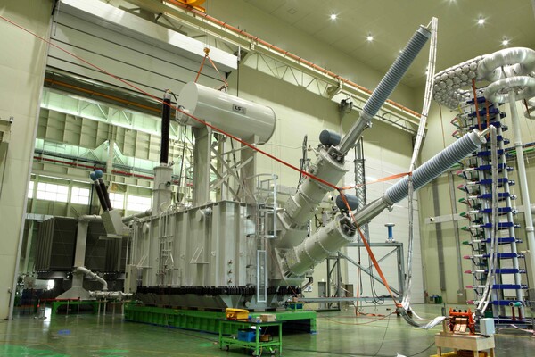 LS일렉트릭이 500kV 동해안-수도권 초고압직류송전(HVDC) 1단계에 이어 2단계 사업에도 초고압 변환용 변압기(CTR)를 공급한다. 사진은 LS일렉트릭의 HVDC CTR 초고압 시험 모습./사진=LS일렉트릭.