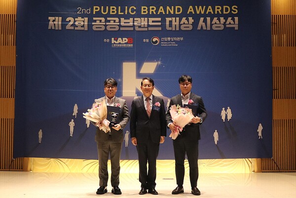 (왼쪽부터) 김선태 대홍기획 캠페인전략3본부장, 김유경 한국공공브랜드진흥원 김유경 원장, 윤종혁 롯데칠성음료 주류마케팅본부장이 11월 29일 서울시 송파구 한국광고문화회관에서 기념사진을 찍고 있다. / 사진=롯데칠성음료