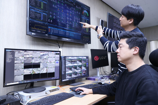 LG유플러스가 교통신호정보를 실시간으로 제공할 수 있는 무선통신망을 인천광역시에 구축한다. 사진은 관제 시스템을 통해 통신망을 살펴보는 LG유플러스 직원의 모습./사진=LG유플러스.