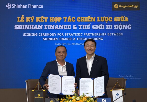 신한카드는 2024년 11월 29일 베트남에서 베트남 리테일 유통기업 '모바일월드'와 전략적 업무협약을 체결했다. 협약식에 참석한 (왼쪽부터)도안 반 히우 엠 모바일월드 모바일·가전 부문 CEO와 문동권 신한카드 사장이 기념사진을 촬영하고 있다./사진=신한카드