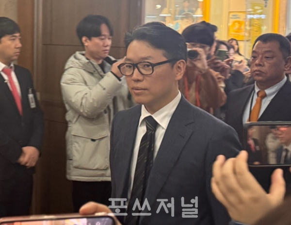 임종훈 한미사이언스 대표가 2024년 11월 28일 오전 한미사이언스 임시 주주총회가 열린 서울 송파구 서울시교통회관 1층 회의실에 들어가고 있다./사진=신은주 기자