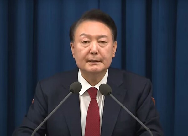 윤석열 대통령이 2024년 12월 3일 오후 10시30분 용산 대통령실에서 비상계엄을 선포하는 대국민 담화를 발표하고 있다./유튜브 갈무리