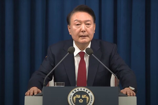 윤석열 대통령이 2024년 12월 3일 밤 비상계엄을 선포하고 있다./유튜브