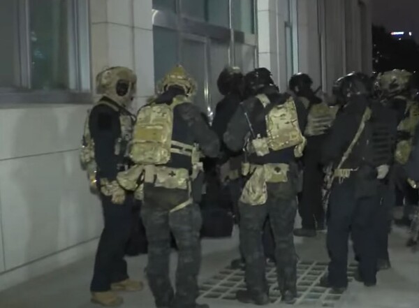 2024년 12월 4일 오전 국회 본관에 진입한 계엄군./유튜브 갈무리