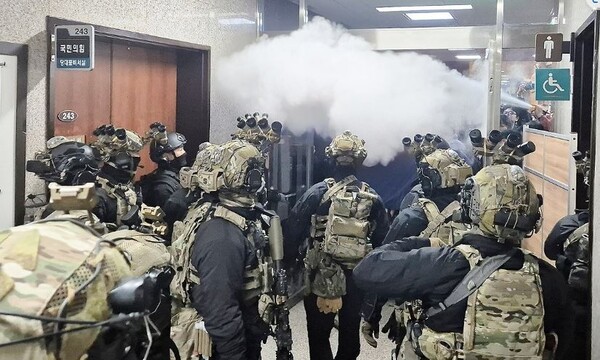 윤석열 대통령이 2024년 12월 3일 저녁 비상계엄을 선포한 가운데 4일 밤 서울 국회의사당에서 계엄군이 국회 본청으로 진입하고 있다./연합뉴스