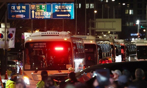 2024년 12월 4일 새벽 서울 여의도 국회의사당 앞에 배치됐던 경찰버스가 철수하고 있다./연합뉴스