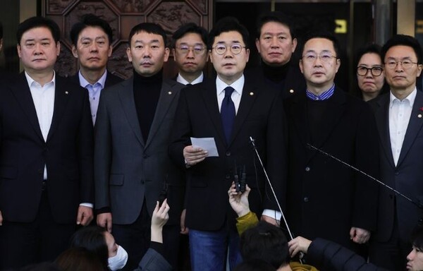 더불어민주당 박찬대 원내대표가 2024년 12월 4일 새벽 서울 여의도 국회에서 윤석열 대통령의 계엄 해제 추가 담화 발표에 대한 입장을 말하고 있다. /연합