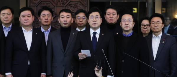 더불어민주당 박찬대 원내대표가 4일 새벽 서울 여의도 국회에서 윤석열 대통령의 계엄 해제 추가 담화 발표에 대한 입장을 말하고 있다./사진=연합뉴스