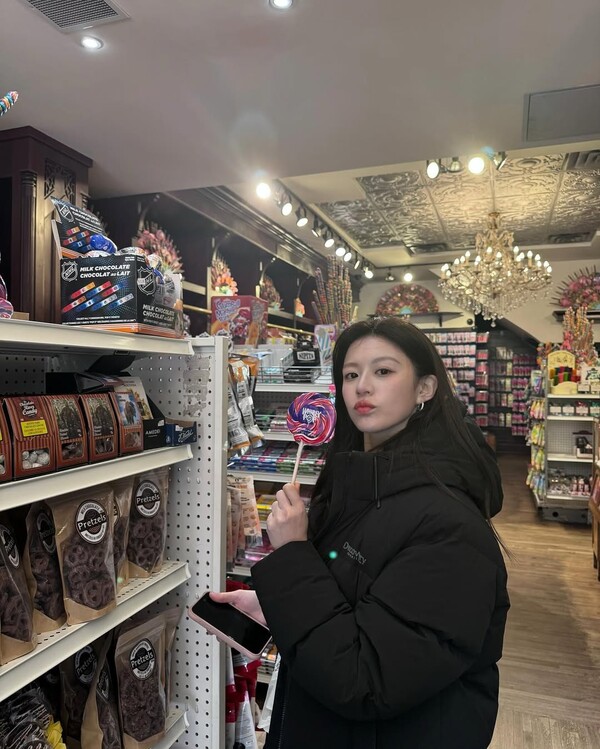 고윤정이 엠버서더 모델로 활동하고 있는 디스커버리 익스페디션 패딩을 입고 포즈를 취하고 있다. /고윤정 인스타그램