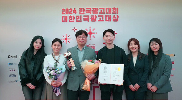 윤종혁 롯데칠성음료 주류 마케팅 본부장(왼쪽 세번째)과 김정두 콘텐츠 마케팅 팀장(왼쪽 네번째), 콘텐츠 마케팅팀이 2024년 12월 4일 중구 더플라자 호텔에서 열린 ‘2024 대한민국 광고대상’에서 기념사진을 찍고 있다. / 사진=롯데칠성