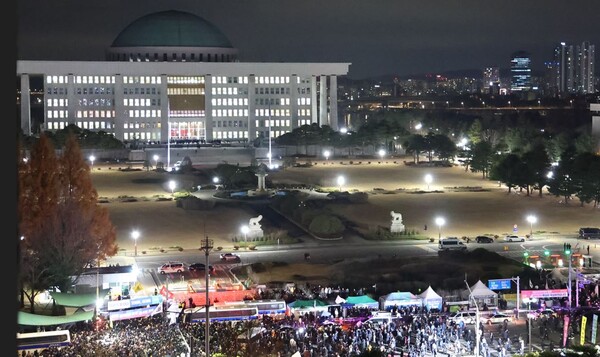 윤석열 대통령이 비상계엄을 선포한 가운데 2024년 12월 4일 새벽 서울 여의도 국회의사당에 계엄령 선포에 반대하는 시민 및 이를 저지하는 경찰 병력들이 모여 혼잡스러운 상황을 빚고 있다. /연합