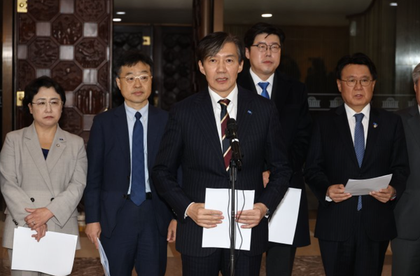 조국혁신당 조국 대표 등 의원들이 4일 서울 여의도 국회에서 열린 의원총회 연석회의에서 취재진에 대통령 탄핵 소추안을 발표하고 있다. /연합뉴스