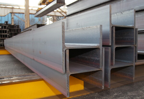 현대제철 전기로에서 생산된 건축물 뼈대로 사용될 탄소저감형 H형강./현대제철