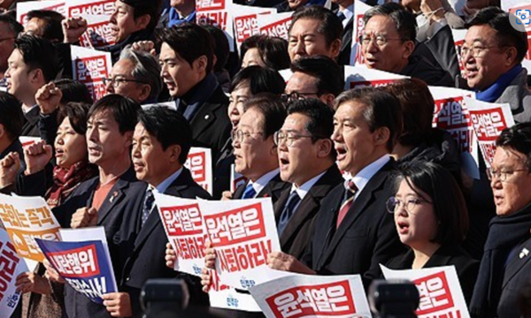 2024년12월4일 국회 본청앞 계단에서 육석열 대통령 사퇴 촉구 야5당비상시국대회가 진행되고 있다./사진=연합뉴스