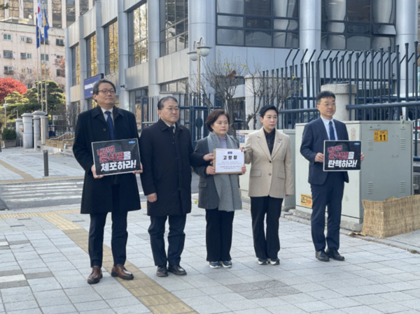 조국혁신당이 2024년 12월 4일 오후 2시 서울 서대문구 국가수사본부를 찾아 윤석열 대통령과 김용현 국방부 장관 등을 내란죄와 반란죄 혐의로 고발장을 제출하기 전 입장을 밝히고 있다. /조국혁신당
