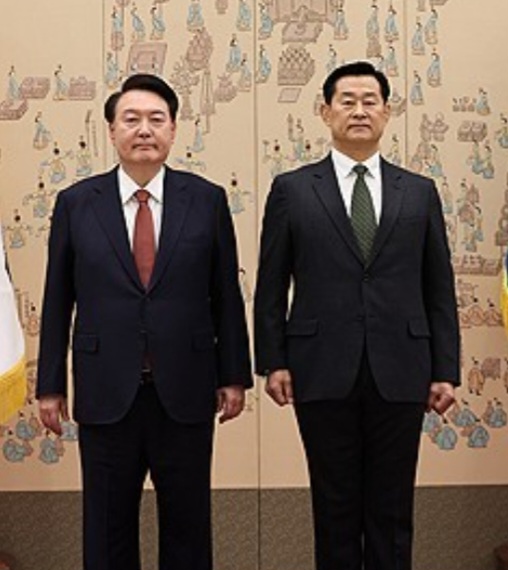 윤석열 대통령이 2024년 12월 28일 서울 용산 대통령실 청사에서 열린 재외공관장 신임장 수여식에서 최병혁 주사우디 대사에게 신임장을 수여한 뒤 기념촬영을 하고 있다./연합뉴스