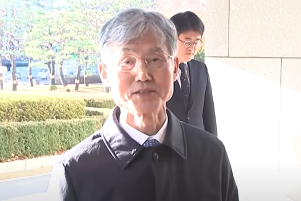 조희대 대법원장이 2024년 12월 4일 오전 대법원 청사로 출근하면서 비상계엄 사태에 관한 취재진의 질문에 답하고 있다./ 유튜브 갈무리