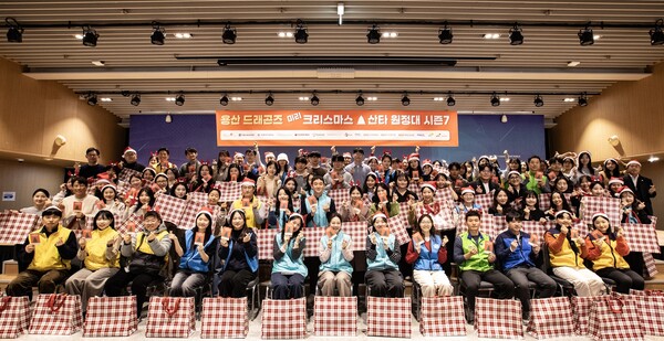 아모레퍼시픽이 속한 민관학 연합봉사체 용산 드래곤즈가 2024년 12월 4일 서울 용산구에 위치한 아동복지시설에 전달한 선물 봉투를 들고 사진촬영을 하고 있다. /아모레퍼시픽