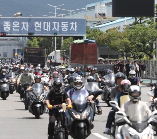 현대차 울산공장 직원들이 오토바이로 퇴근하고 있다./사진=연합뉴스