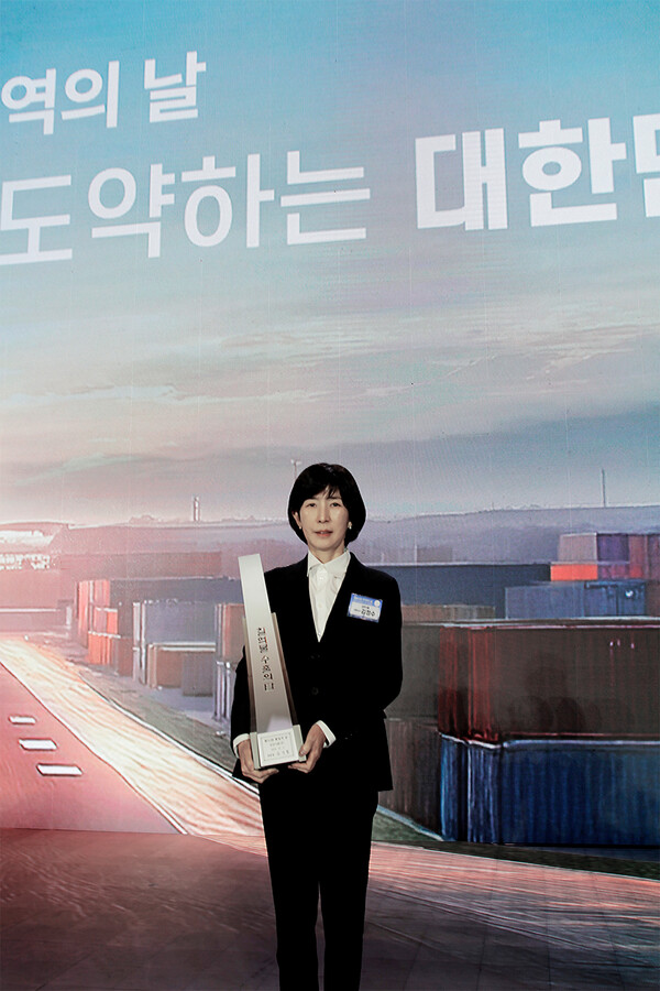 김정수 삼양식품 부회장이 2024년 12월 5일 오전 서울 강남구 코엑스에서 열린 ‘제61회 무역의 날’ 기념식에서 기념사진을 찍고 있다. / 사진=삼양식품