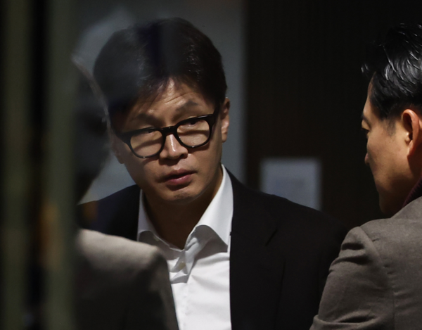 국민의힘 한동훈 대표가 2024년 12월 6일 서울 여의도 국회에서 의원총회 도중 회의장을 나와 의원들과 대화를 나누고 있다./연합