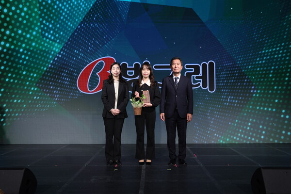 (왼쪽부터)원지영 환경부 기후적응과장, 양혜진 빙그레 마케팅 상무, 이우균 한국기후·환경네트워크 상임대표가 2024년 12월 5일 서울 마포구 문화비축기지에서 기념사진을 찍고 있다. / 사진=빙그레