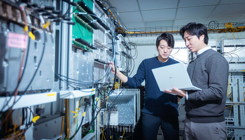 SK텔레콤 연구원들이 이번 플러그페스트에 오픈랜 기술을 출품하기 위해 시험하고 있다. 2024.12.08./사진=SKT