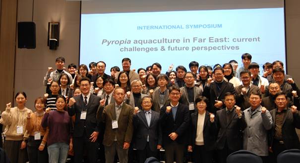 2024년 12월 5일 풀무원과 전북특별자치도가 전주시 소재 라한호텔에서 개최한 ‘김 육상양식 국제 심포지엄’에서 풀무원기술원 이상윤 원장(사진 첫번째 줄 왼쪽 여섯번째)을 비롯한 참석자들이 기념 사진을 촬영하고 있다./사진=풀무원