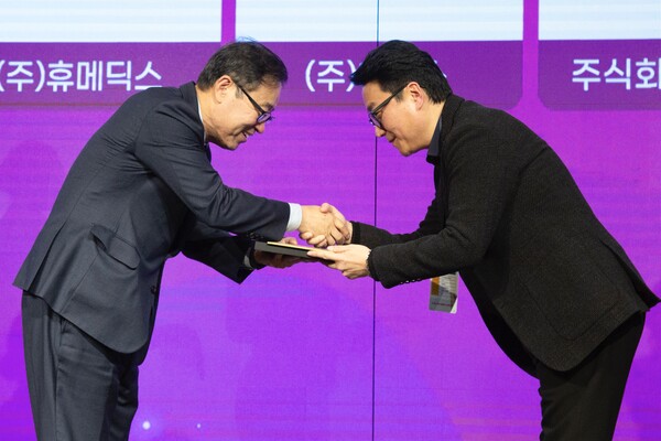 2024년 12월 6일 오후 서울 영등포구 중소기업중앙회 K-BIZ홀에서 진행된 '2024년 대한민국 일·생활 균형 우수기업' 시상식에서 이정민 현대면세점 경영지원본부장(사진 오른쪽)이 상을 받고 있다./현대백화점