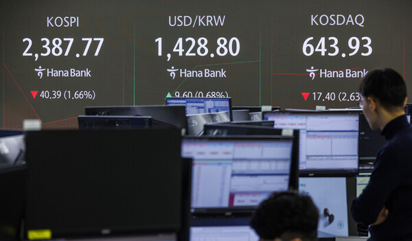 9일 오전 서울 중구 하나은행 본점 딜링룸 전광판에 이날 거래를 시작한 코스피와 원/달러 환율, 코스닥 지수가 표시돼 있다./사진=연합뉴스