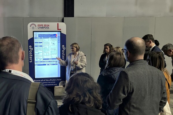 2024년 11월 18일 영국 리버풀에서 열린 유럽소아내분비학회(ESPE)에서 그레이트 오몬드 스트리트 병원(GOSH)의 연구자인 안토니아 다스타마니 박사가 에페거글루카곤에 대한 임상 2상 중간 분석 결과를 e포스터 방식으로 설명하고 있다. /한미약품