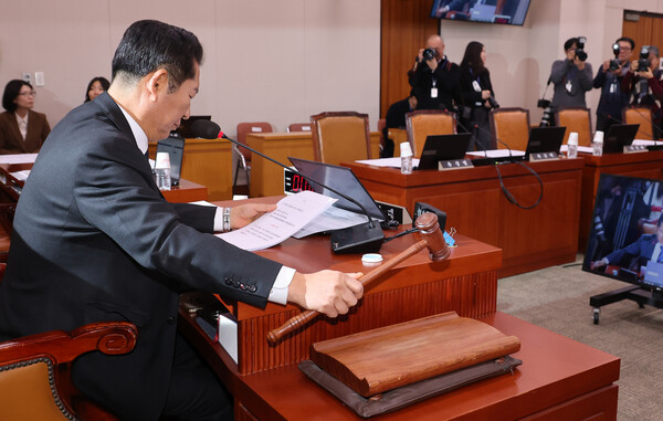정청래 국회 법제사법위원장이 9일 오후 서울 여의도 국회에서 비상계엄 사태와 관련해 윤석열 대통령 등의 내란 혐의를 규명할 상설특검 수사요구안 등을 심사ㆍ의결하기 위해 열린 법제사법위원회 전체회의에서 의사봉을 두드리고 있다. 2024.12.9/연합