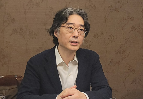 임종윤 한미약품 사내이사가 2024년 9월 2일 서울 송파구 한미약품 사옥에서 이사회가 끝난 이후 취재진과 이야기하고 있다./연합