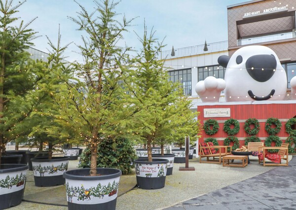 현대프리미엄아울렛 김포점 중앙 광장에 마련된 크리스마스 연출 테마 ‘트리팜’(Tree Farm) 전경 / 사진=현대백화점