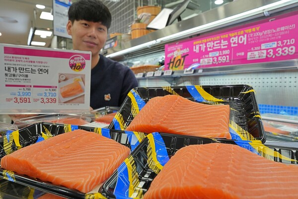 롯데마트 제타플렉스 잠실점에서 '내가 만드는 연어'를 홍보하는 조성연 MD의 모습 / 사진=롯데마트·슈퍼