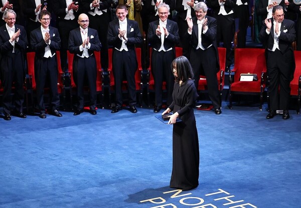 2024 노벨문학상 수상자인 한강 작가가 2024년 12월 10일(현지시간) 스웨덴 스톡홀름 콘서트홀에서 열린 시상식에서 칼 구스타프 16세 스웨덴 국왕으로부터 노벨문학상 메달과 증서를 받은 뒤 박수를 받고 있다./연합늇