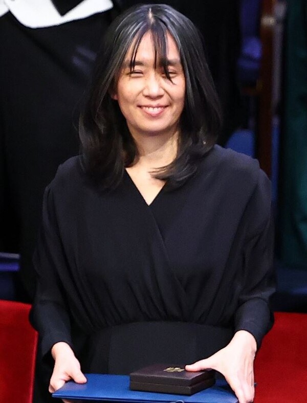 2024 노벨문학상 수상자인 한강 작가가 2024년 12월 10일(현지시간) 스웨덴 스톡홀름 콘서트홀에서 열린 시상식에서 칼 구스타프 16세 스웨덴 국왕으로부터 노벨문학상 메달과 증서를 받은 뒤 환하게 웃고 있다./연합뉴스