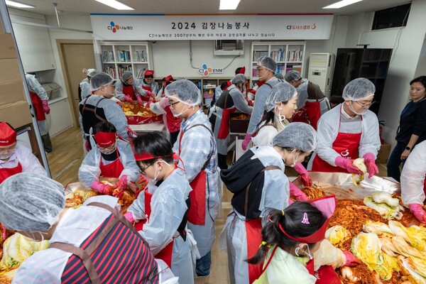 6일 서울시 망원무지개지역아동센터에서 진행된 '2024 CJ 김장 나눔' 봉사에서 CJ임직원 봉사자와 지역아동센터 아이들이 직접 만든 김치를 들어보이고 있다./사진=CJ.