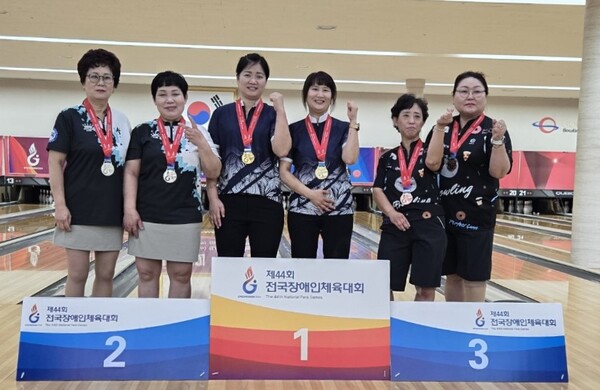 2024년 12월 10일 열린 제 44회 전국장애인체육대회에서 한샘 장애인스포츠단 이정선 선수(왼쪽에서 세번째)가 볼링 TPB9 여자 2인조에서 금메달을 들고 기념사진을 촬영하고 있다. /한샘