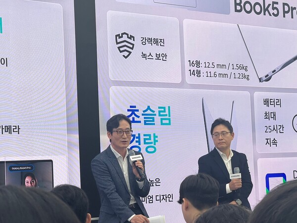 12일 '삼성 강남'에서 진행된 '갤럭시 북5 Pro' 미디어 브리핑 행사에서 삼성전자 MX사업부 갤럭시 에코 비즈 팀장 이민철 상무와 인텔코리아 삼성사업총괄 백남기 부사장이 질의응답하고 있다./사진=김지훈 기자