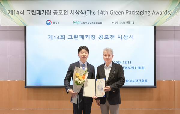 코웨이가 2024년 12월 11일 서울 영등포구 FKI타워에서 진행된 ‘제14회 그린패키징 공모전’에서 대상인 환경부장관상을 수상하고 한두원 코웨이 선행개발실장(왼쪽)과 김용률 한국환경포장진흥원 이사장이 기념사진을 촬영하고 있다./코웨이