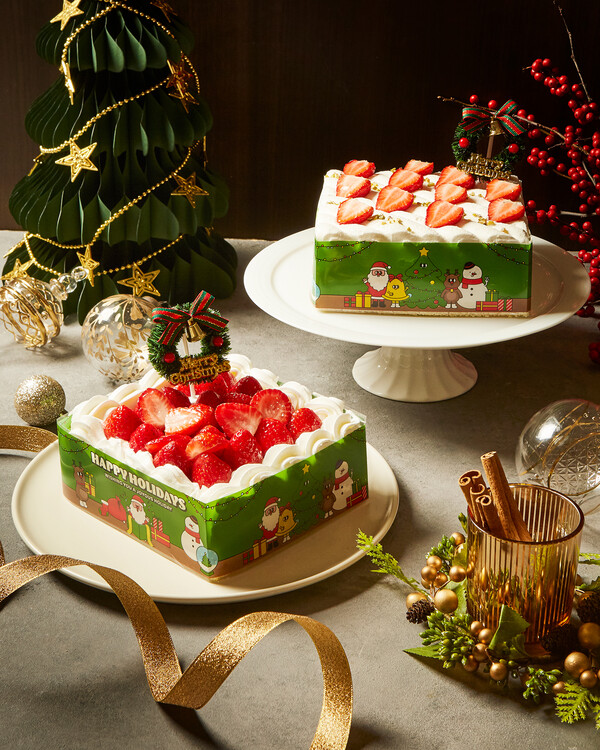 크리스마스 시즌 한정으로 선보인 ’X-mas 딸기쇼트케이크(아래)’와 ‘피스타치오 딸기 케이크(위)’ /2024.12.12.신세계푸드