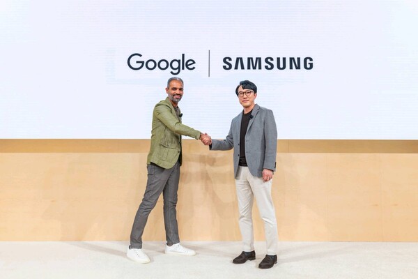 2024년 12월 12일(현지시간) 미국 뉴욕 구글 캠퍼스에서 진행된 'XR 언락(XR Unlocked)' 행사에서 삼성전자 MX사업부 개발실장 최원준 부사장(오른쪽)과 구글 안드로이드 에코시스템 부문 사미르 사맛(Sameer Samat) 사장이 악수를 나누고 있다./사진=삼성전자.