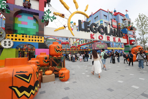 2022년 9월28일 오전 강원 춘천시 레고랜드에서 관람객들이 핼러윈 시즌을 맞아 진행 중인 '핼러윈 몬스터 파티'를 체험하기 위해 입구로 들어서고 있다. 강원도가 9월28일 레고랜드 시행사인 강원중도개발공사의 BNK투자증권 대출금 2050억원에 대한 지급보증을 이행하지 않으면서 채권시장에 일대 혼란이 야기되고 금융시장에 위기감이 확산됐다./연합