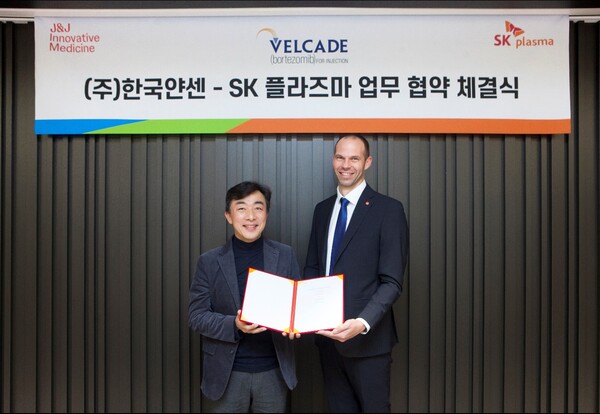 2024년 12월 16일 SK플라즈마가 한국얀센과 다발성골수종 및 외투세포림프종 치료제인 ‘벨케이드주’의 국내 독점 판매 계약 체결식을 가졌다. (왼쪽부터) 김승주 SK플라즈마 대표이사, 크리스찬 로드세스(Christian Rodseth) 한국얀센 대표이사. /SK플라즈마