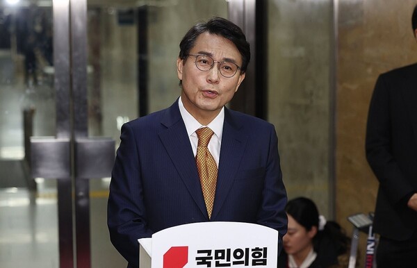 윤상현 국민의힘 의원이 2024년 12월 12일 서울 국회에서 열린 원내대표 선출 의원총회에 참석한 뒤 취재진 앞에서 발언하고 있다. / 사진=연합