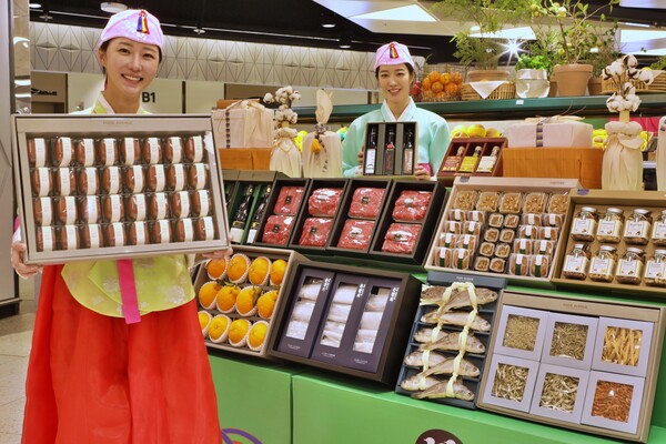 롯데백화점 모델이 설 선물을 소개하는 모습 / 사진=롯데백화점